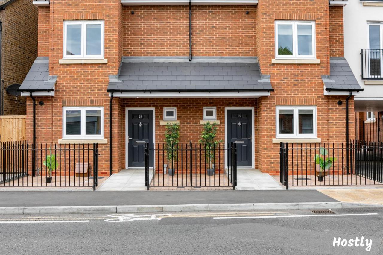 Turtle And Rabbit - Comfortable And Spacious Houses Slough Exterior photo